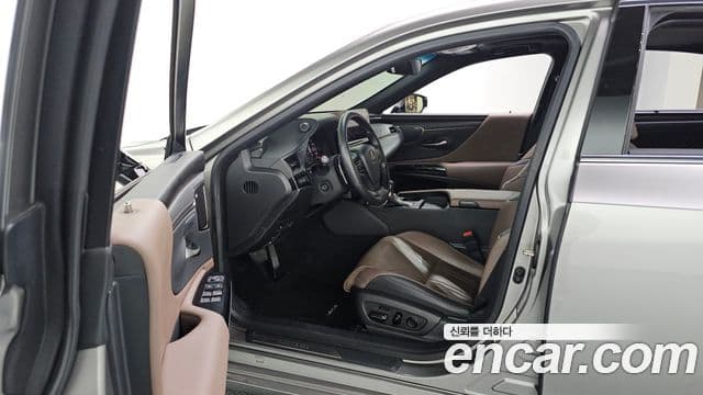Lexus ES300h 2023 — Photo 6/32