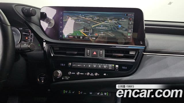 Lexus ES300h 2023 — Photo 32/32