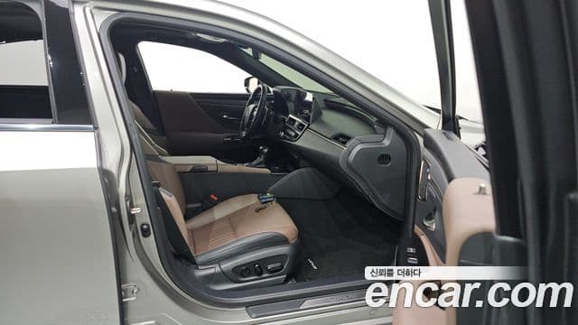 Lexus ES300h 2023 — Photo 10/32