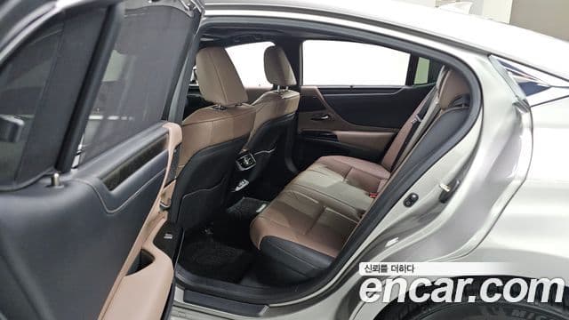 Lexus ES300h 2023 — Photo 26/32
