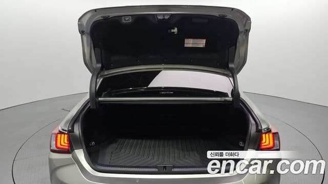 Lexus ES300h 2023 — Photo 27/32