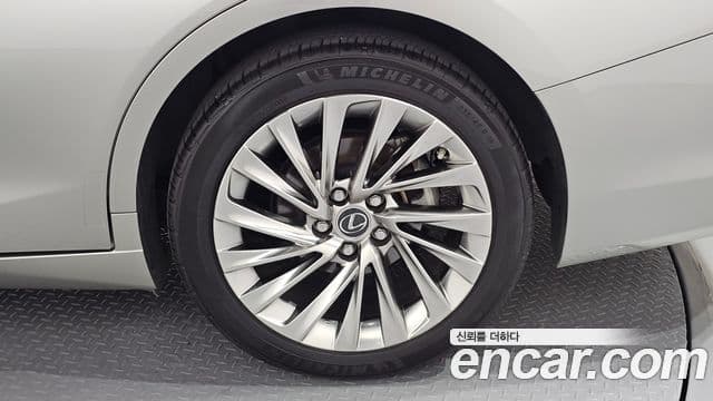 Lexus ES300h 2023 — Photo 2/32