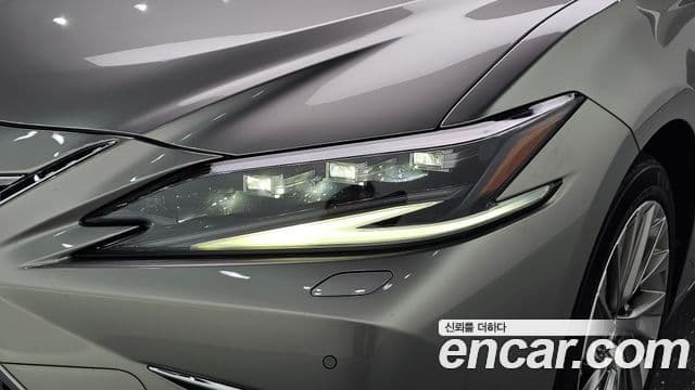 Lexus ES300h 2023 — Photo 30/32