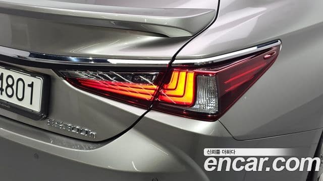 Lexus ES300h 2023 — Photo 19/32