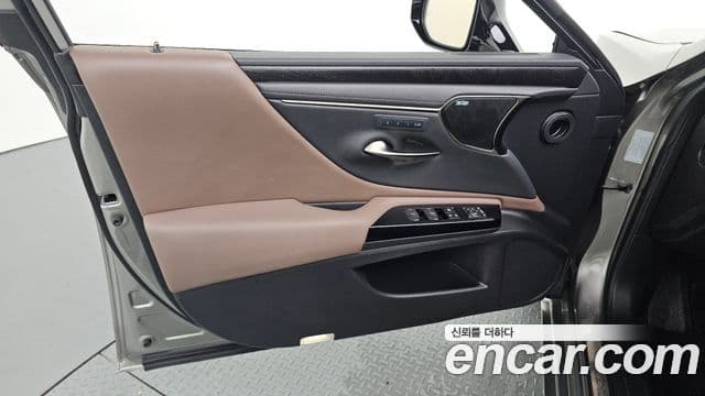 Lexus ES300h 2023 — Photo 29/32
