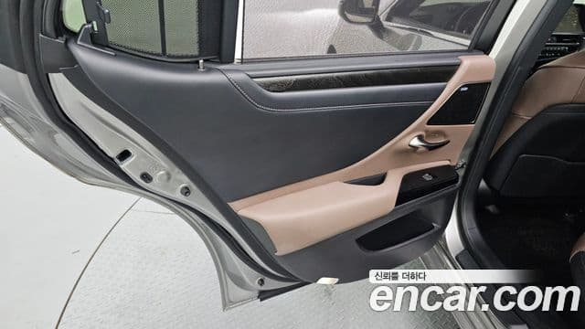 Lexus ES300h 2023 — Photo 12/32