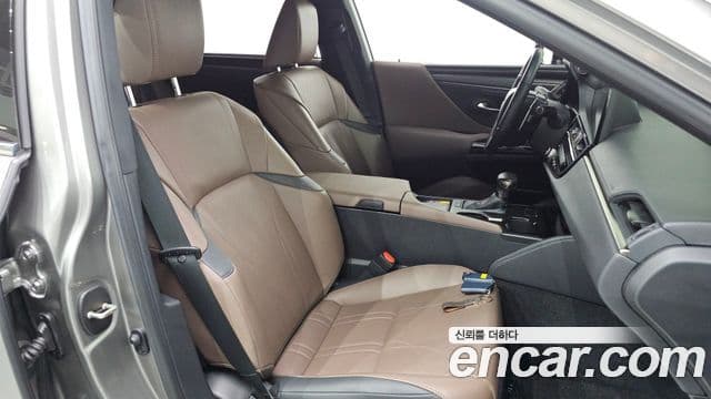 Lexus ES300h 2023 — Photo 16/32