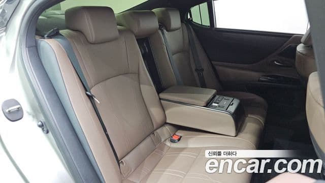 Lexus ES300h 2023 — Photo 22/32