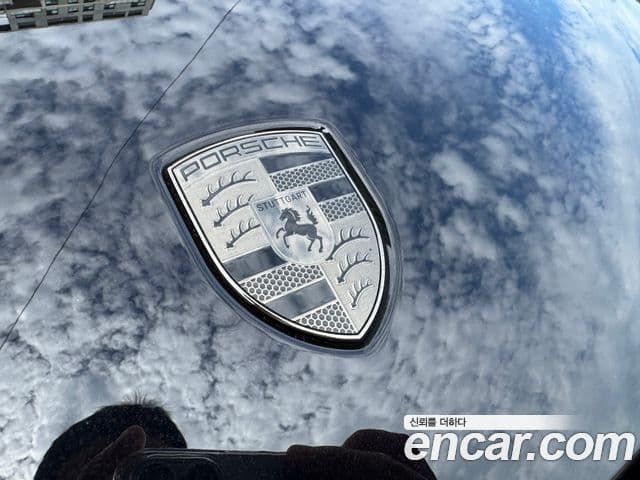 Porsche Macan EV 2025 — Photo 1/20
