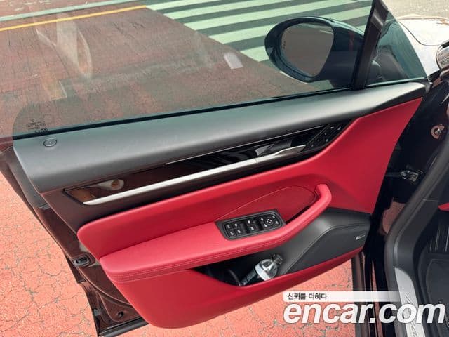 Porsche Macan EV 2025 — Photo 15/20