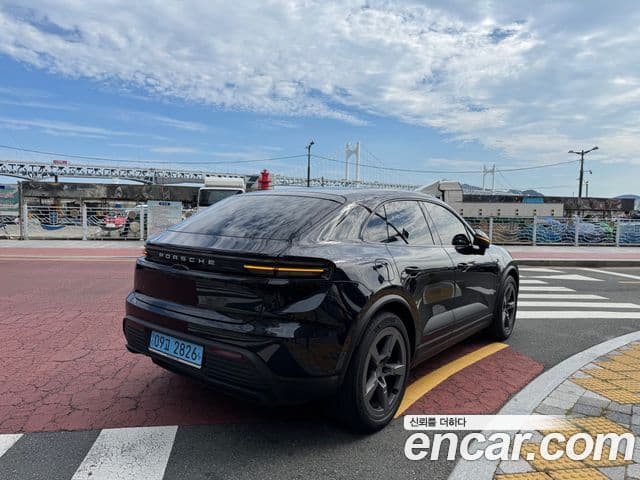 Porsche Macan EV 2025 — Photo 8/20