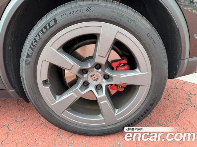 Porsche Macan EV 2025 — Photo 17/20