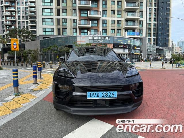 Porsche Macan EV 2025 — Photo 6/20