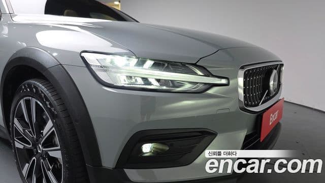 Volvo V60 Cross Country 2025 — Şəkil 19/39