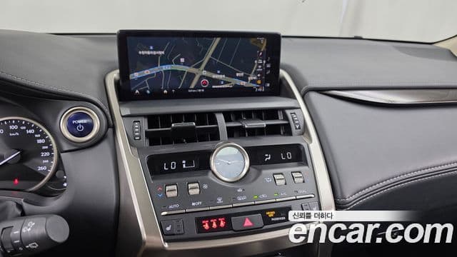Lexus NX300h 2020 — Photo 28/30
