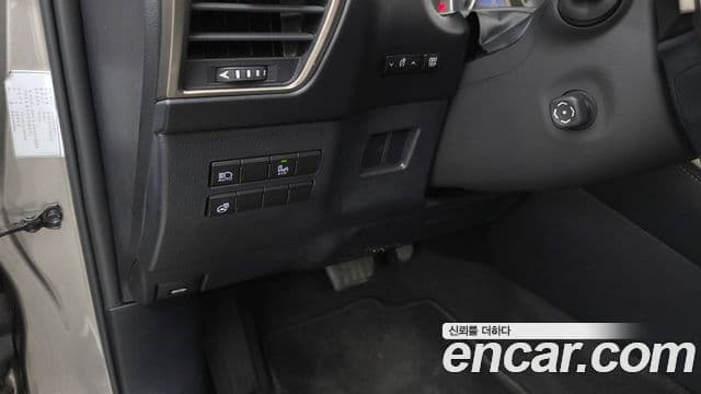 Lexus NX300h 2020 — Photo 16/30