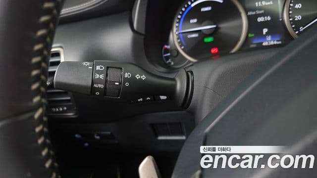 Lexus NX300h 2020 — Photo 10/30