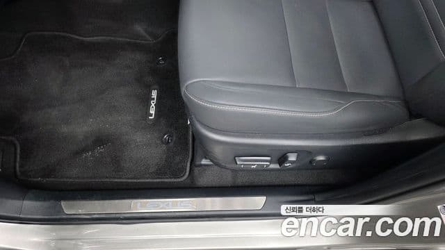 Lexus NX300h 2020 — Photo 27/30