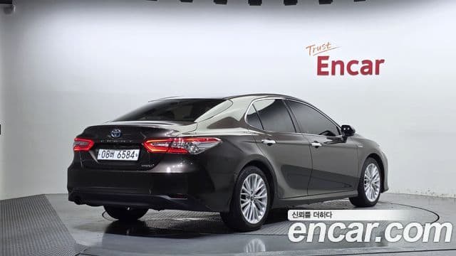 Toyota Camry 2019 — Şəkil 13/32