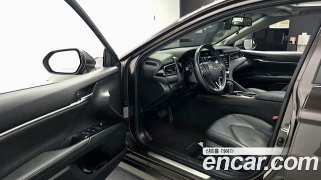 Toyota Camry 2019 — Şəkil 28/32