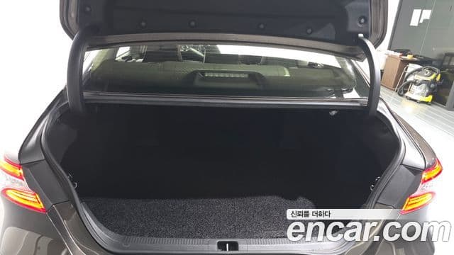 Toyota Camry 2019 — Şəkil 29/32