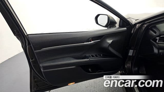 Toyota Camry 2019 — Şəkil 14/32