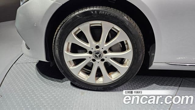 Mercedes-Benz E-Class 2019 — Photo 7/20