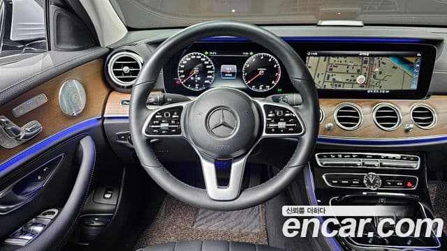 Mercedes-Benz E-Class 2019 — ფოტო 14/20