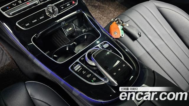 Mercedes-Benz E-Class 2019 — Photo 12/20