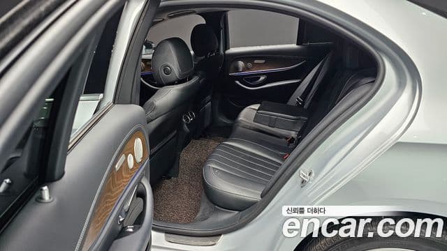 Mercedes-Benz E-Class 2019 — ფოტო 19/20
