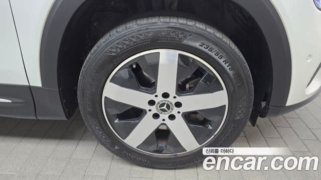 Mercedes-Benz GLB-Class 2020 — Photo 14/20