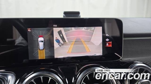 Mercedes-Benz GLB-Class 2020 — Photo 2/20