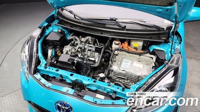Toyota Prius C 2018 — Şəkil 16/20