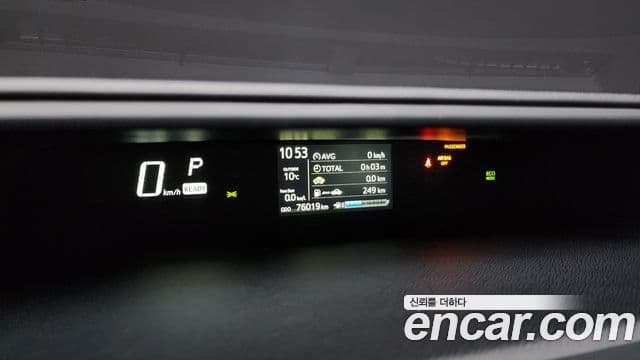 Toyota Prius C 2018 — Şəkil 9/20