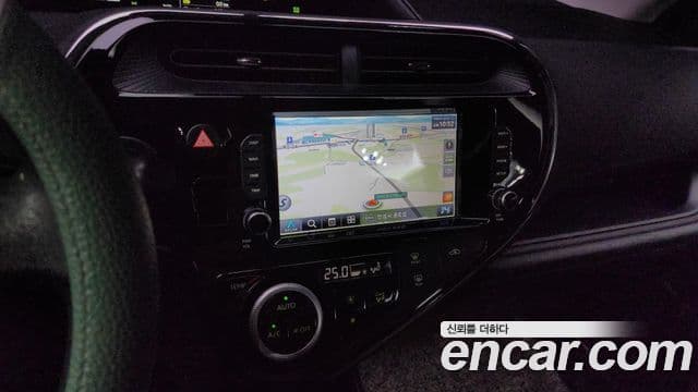 Toyota Prius C 2018 — Şəkil 13/20