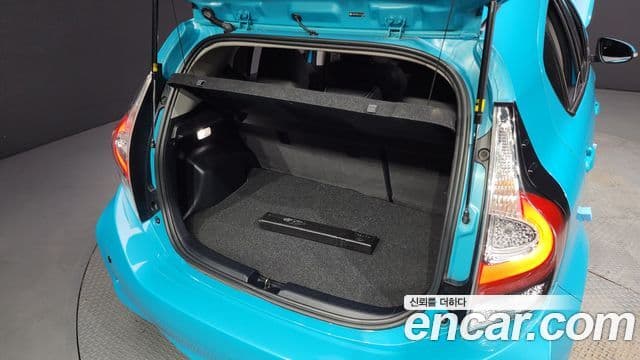 Toyota Prius C 2018 — Şəkil 20/20