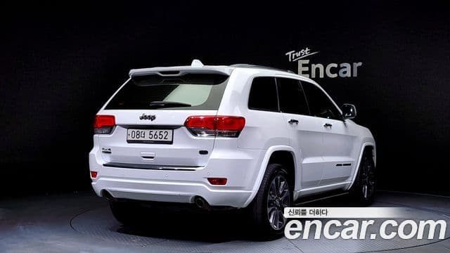 Jeep Grand Cherokee 2018 — ფოტო 2/20