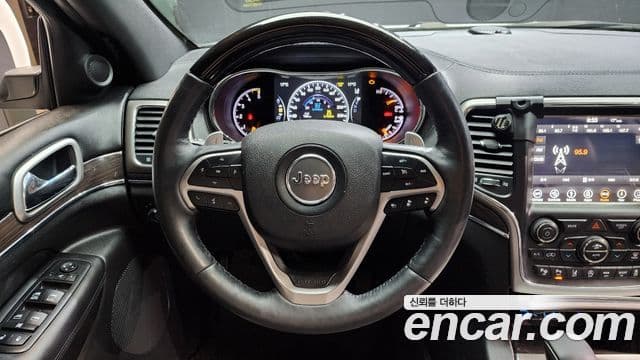 Jeep Grand Cherokee 2018 — ფოტო 13/20