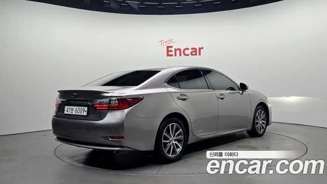 Lexus ES300h 2018 — ფოტო 1/20