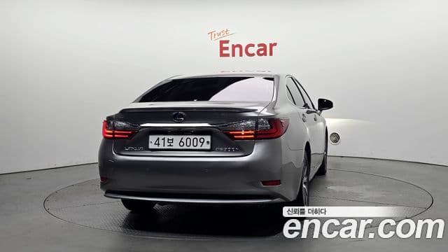 Lexus ES300h 2018 — ფოტო 14/20