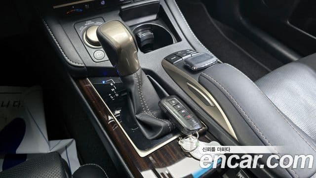 Lexus ES300h 2018 — ფოტო 7/20