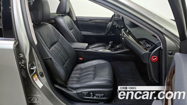 Lexus ES300h 2018 — ფოტო 15/20