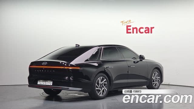 Hyundai Grandeur Hybrid 2023 — Photo 18/20