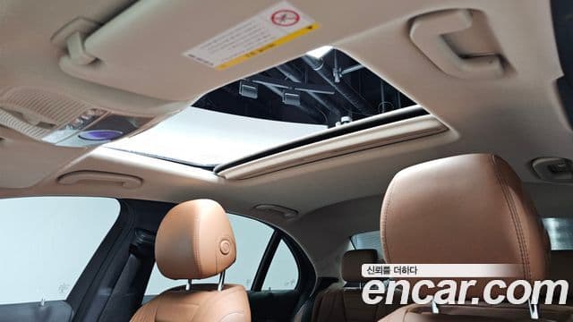 Mercedes-Benz E-Class 2018 — ფოტო 18/20