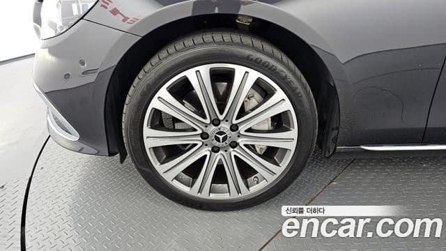 Mercedes-Benz E-Class 2022 — ფოტო 14/20