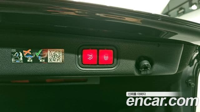 Mercedes-Benz E-Class 2022 — ფოტო 18/20