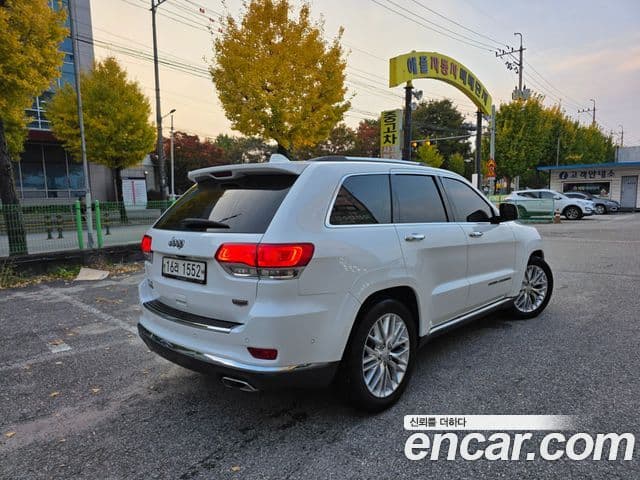 Jeep Grand Cherokee 2018 — Şəkil 9/17