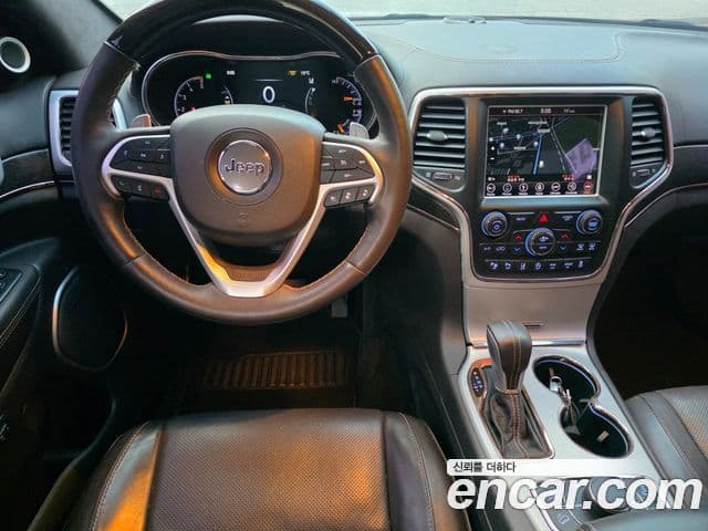 Jeep Grand Cherokee 2018 — Şəkil 12/17