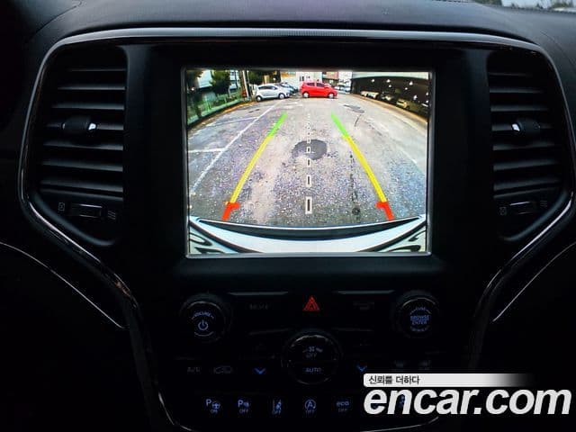 Jeep Grand Cherokee 2018 — Şəkil 13/17