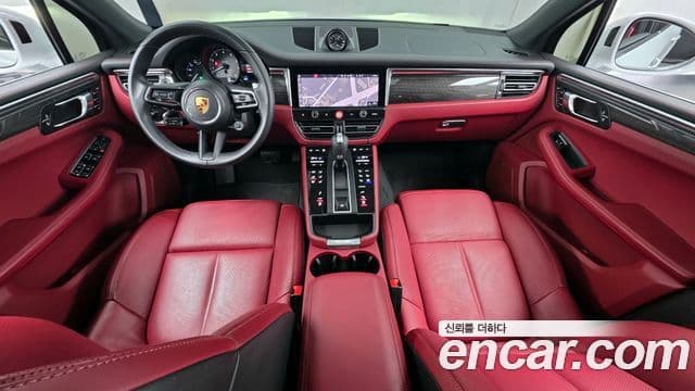 Porsche Macan 2022 — Photo 1/20